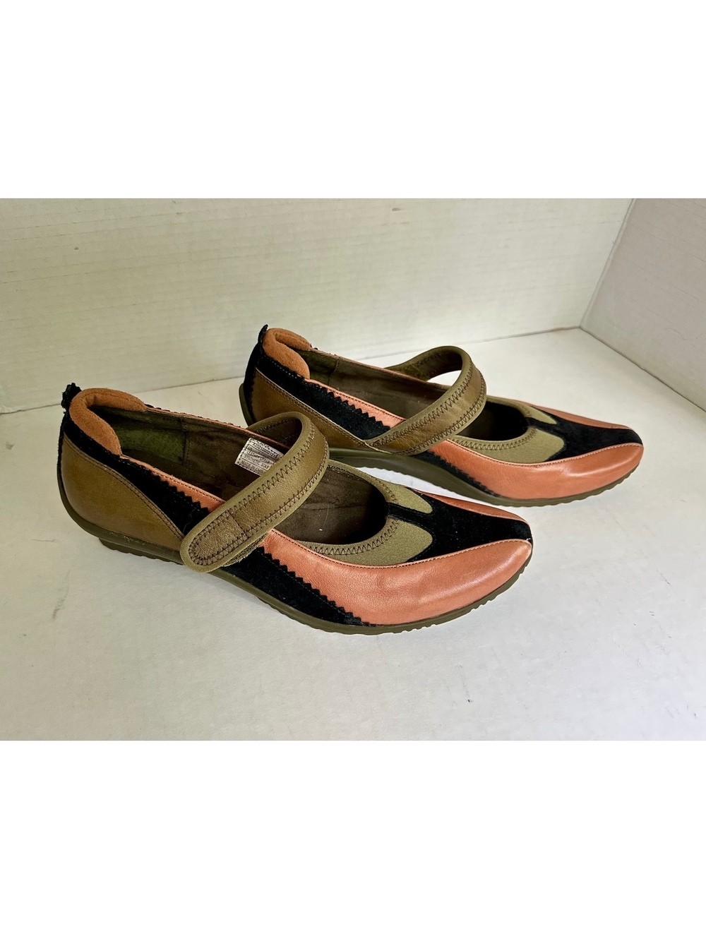 Vintage XOXO Sporty Olive Green Brown Leather Mary Jane Shoes Size 7